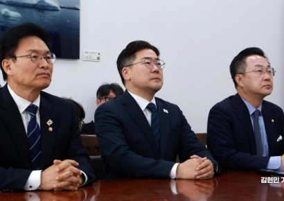 [포토] 이재명 전 대표 출마 선언 영상 시청하는 박찬대 직무대행