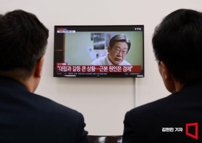 [포토] 이재명 대선 출마선언 영상 지켜보는 박찬대 직무대행