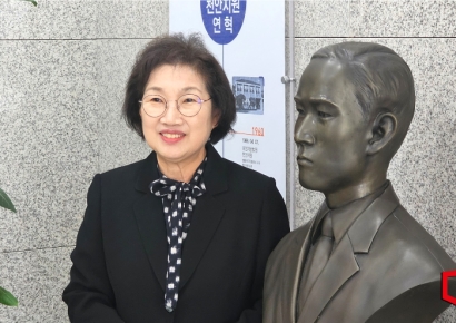 김동연 경기지사 부인 정우영 씨, 초대 천안지원장 흉상 찾아 추모