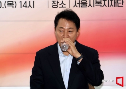 [포토] 물 마시는 오세훈 시장