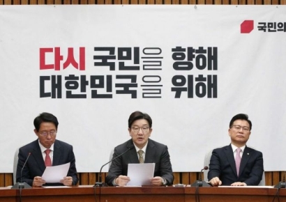 [포토] 권성동, 한덕수 출마론에 "경쟁력 있는 후보의 경선 참여 좋다"