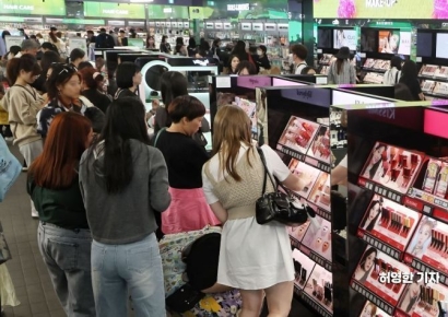 "다시 못 돌아가…1년치 쟁였어요" 미국인들 앞다퉈 'K선크림' 사재기