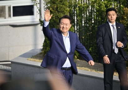 尹 "국민 한사람으로 돌아가 나라·국민 위한 새 길 찾을 것" 