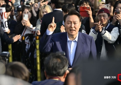 윤석열 "계엄은 늘 준비해야 하는 것"…첫 공판서 혐의 전면 부인