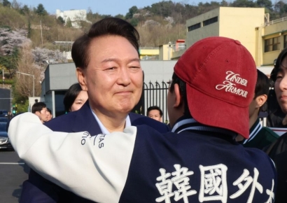 관저 앞, 尹 포옹 대학생 "앞쪽에 배치해준다고 해서"