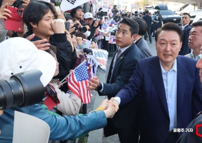 [포토] '노룩 악수'