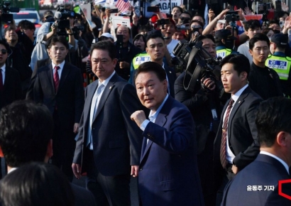 [포토] 일주일만에 관저 비우는 민간인 윤석열