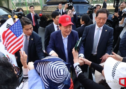 [속보] 尹 "민주당 대표, 담 넘는 사진 찍는 쇼…들어갈 사람 다 들어가"