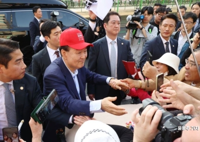 [포토] 빨간 모자 쓴 윤석열