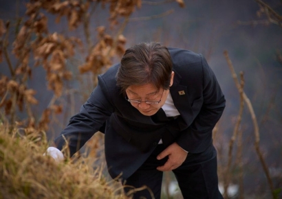 이재명, 고향 안동 찾아 부모 선영 참배…두봉 주교 조문도