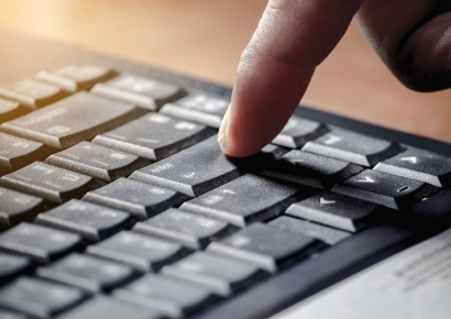 "재택근무 중 일하는 척"…키보드 2100만번 누른 女형사 해고