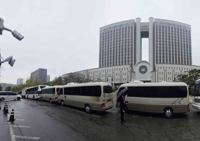 [포토] 윤석열 전 대통령 첫 정식 형사재판, 보안 강화된 법원