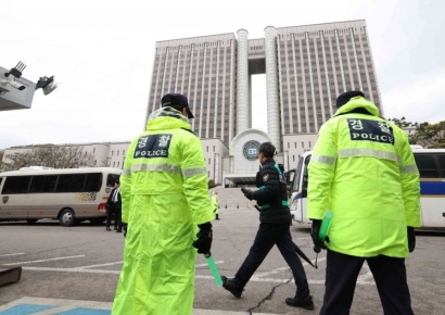 [포토] 윤석열 전 대통령 첫 정식 형사재판 출입통제