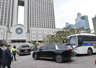 피고인 윤석열 '내란 혐의' 첫 공판…"전직 대통령이냐" 묻자 '끄덕'