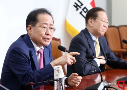 [포토] 홍준표, 국민의힘 지도부 만나 "대선 승리 위해 모든 것 펼치겠다"