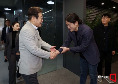 [포토] 백준호 대표와 인사하는 이재명 예비후보