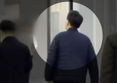 사저 복귀한 尹, 첫 외부 활동…경호 속 지하상가서 30분간 산책