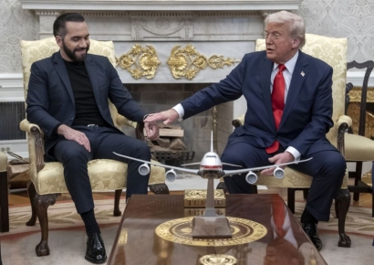 "멋지다" "10대처럼 보인다"…트럼프, 부켈레 연신 칭찬한 이유