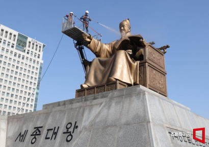 [포토] 봄맞이 세척 받는 세종대왕동상