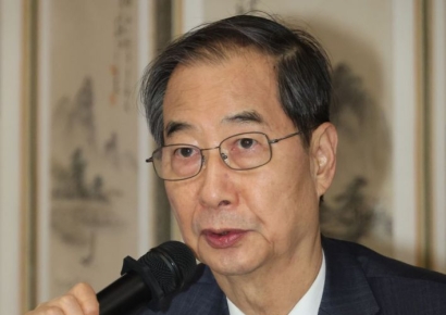 헌재, '韓 재판관 지명' 8일 만에 효력 정지…가처분 인용  