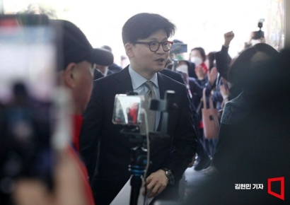 [포토] 소통관 들어서는 한동훈