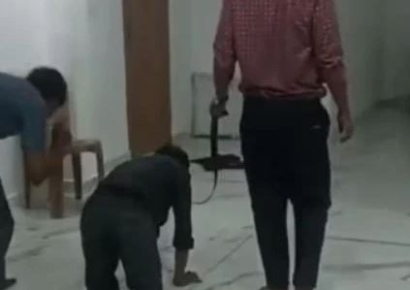 실적 못 채웠다며 직원에 개 목줄 채워…인도 '발칵'