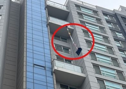 "아파트 베란다에 웬 줄이…" 독거노인이 보낸 필사의 구조신호