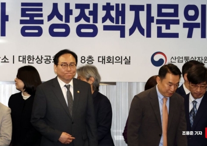 [포토] 굳은 표정의 정인교 통상교섭본부장