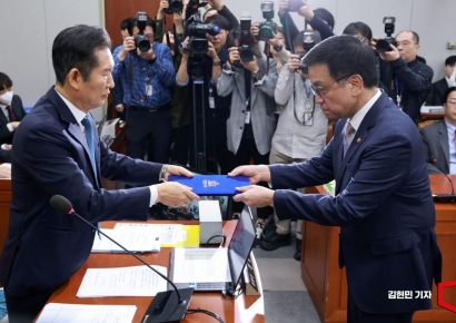 [포토] 선서문 제출하는 최상목 부총리