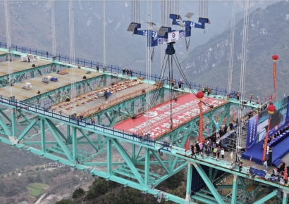무게 에펠탑 3배·높이 600m…완공 앞둔 中 세계 최고 다리 