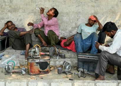 사람은 쓰러지고 작물은 타들어간다…4월에 50도 찍자 난리난 두 나라