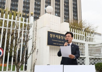 [포토] 정부청사앞 1인 시위하는 김민석 최고위원