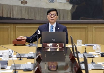 금통위 "성장 전망 불확실성 커…환율·가계부채 흐름도 더 살펴야"