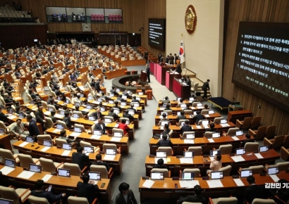 민주당 주도로 '반도체법·은행법·가맹업법' 패스트트랙 지정