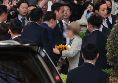 "집에 간 尹 부부에 꽃다발 준 주민, 안보실 1차장 모친이었다"