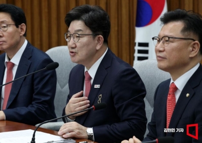 [포토] 배지 소개하는 권성동 원내대표 '도봉구·대구 상징'