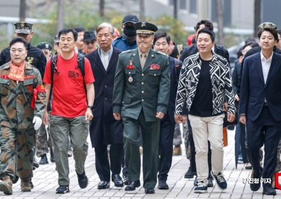 [포토] 법정으로 이동하는 박정훈 대령