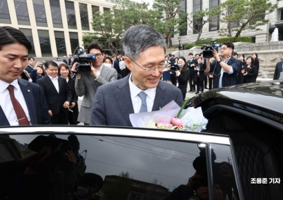 [포토] 헌재 떠나는 문형배 헌법재판소장 대행 