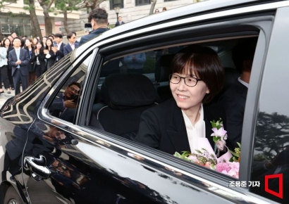 [포토] 헌재 떠나는 이미선 헌법재판관