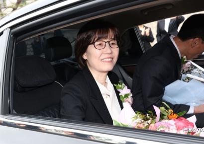 [포토] 밝은 표정으로 헌재 떠나는 이미선 재판관