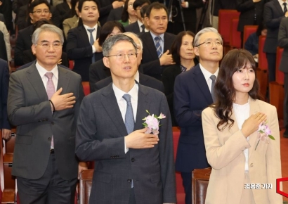 [포토] 국민의례하는 문형배 헌법재판소장 대행