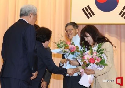 [포토] 가족들로부터 꽃다발 받는 문형배 재판관
