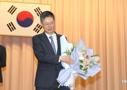 [포토] 꽃다발 받고 자리 이동하는 문형배 헌법재판소장 대행