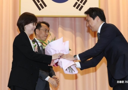 [포토] 퇴임 꽃다발 받는 이미선 헌법재판관
