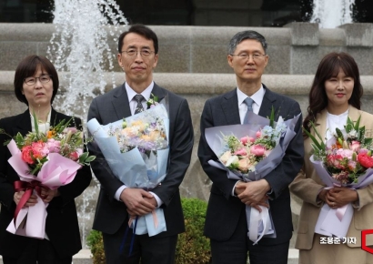 [포토] 퇴임 기념촬영하는 문형배, 이미선 재판관