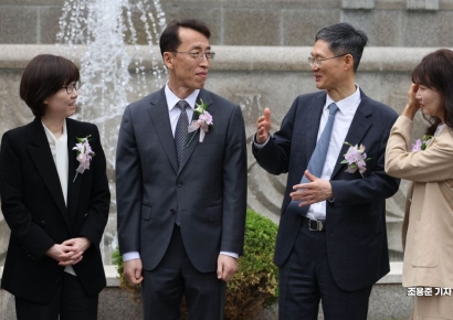[포토] 퇴임식에서 대화하는 문형배, 이미선 재판관
