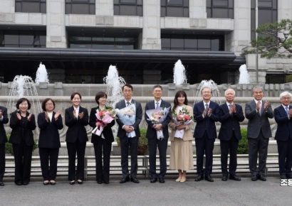 [포토] 퇴임 기념촬영하는 문형배, 이미선 재판관