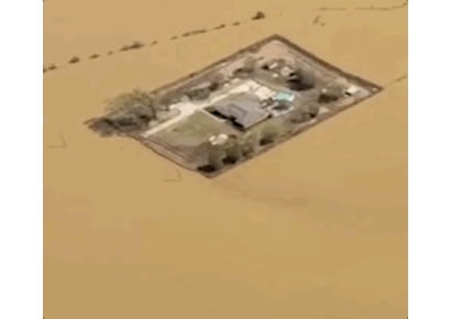 집 주변 흙 쌓던 형제… 물바다된 마을에서 유일하게 집 지켜