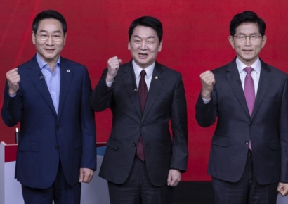 "AI 잘 모르시죠?" 안철수 질문하자…김문수 "매일 사용"