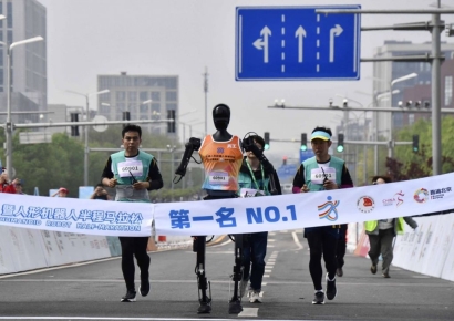 세계 첫 로봇마라톤 대회…21km 2시간40분 돌파 로봇 등장